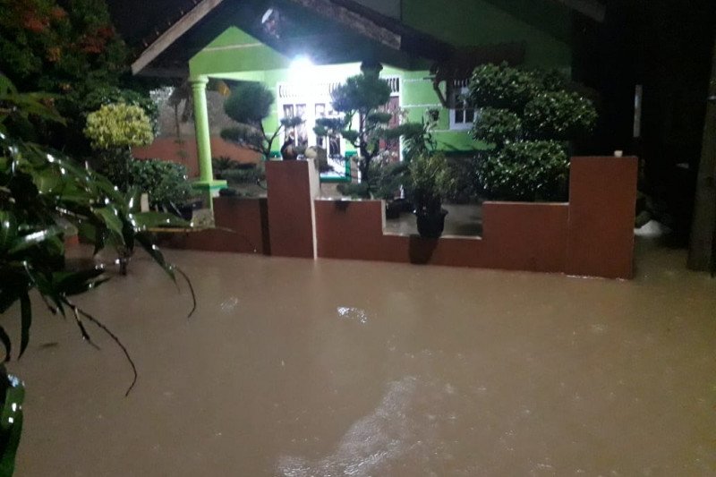 Banjir di Perumahan Cimareme Indah Bandung akibat tanggul jebol