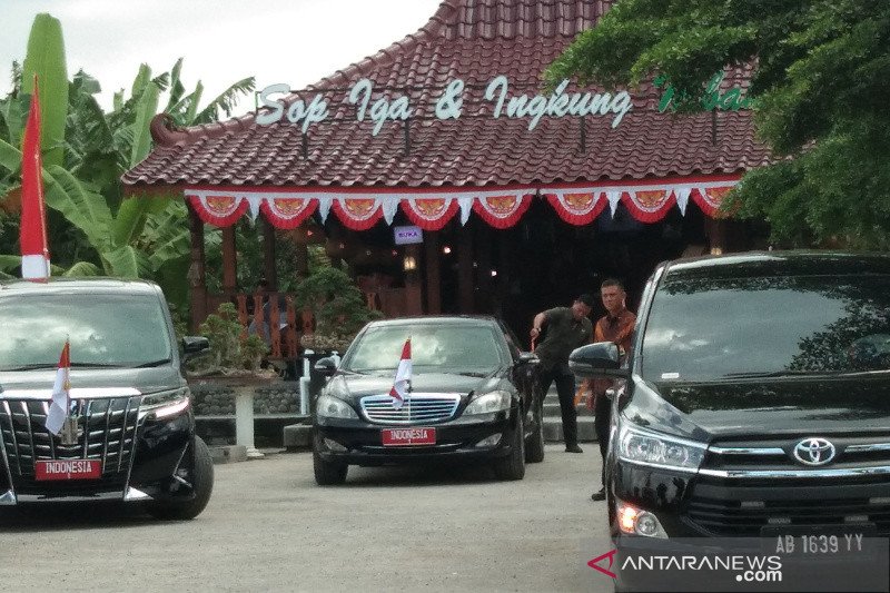 Jokowi santap ingkung Jawa original di rumah makan Mbah Geol Bantul