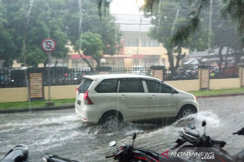 Beberapa kota besar berpotensi alami hujan petir pada Senin