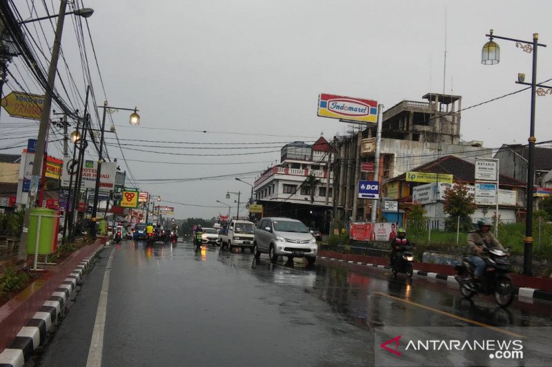 Arus kendaraan di Jalur Puncak Cianjur meningkat