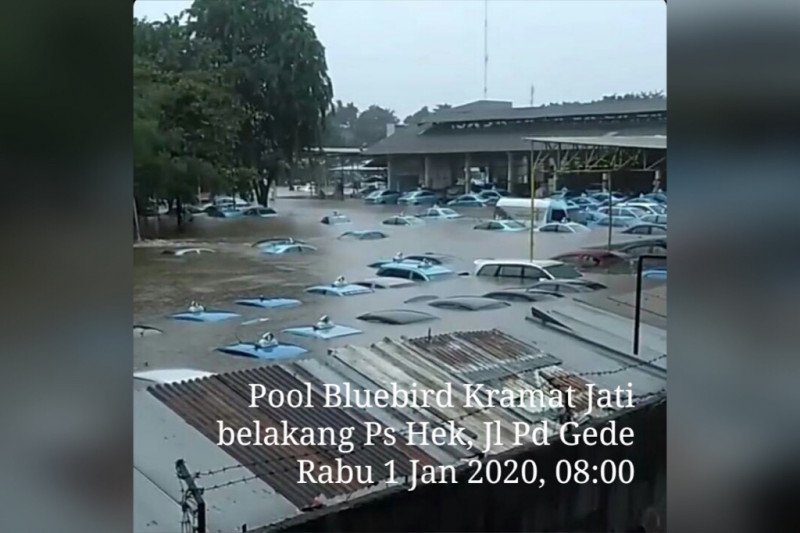 Blue Bird tengah mengevakuasi kendaraan terendam banjir