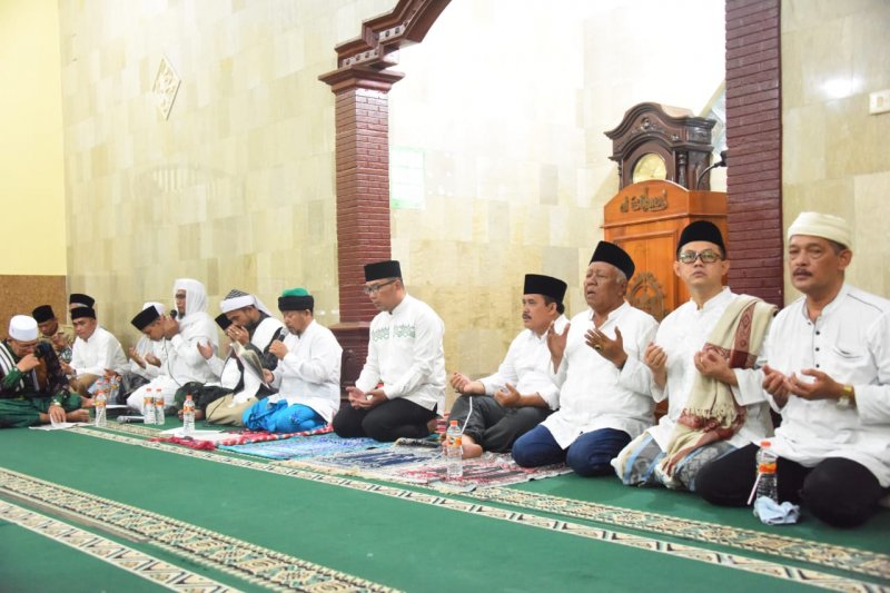 Ridwan Kamil bermuhasabah dan doa bersama pada malam Tahun Baru di Pangandaran