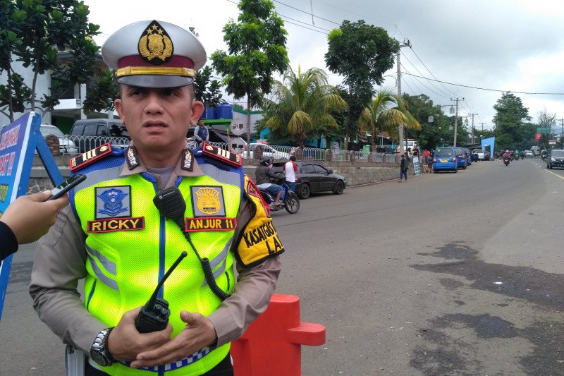 Polres tutup jalan menuju Puncak dari Cianjur antisipasi macet total