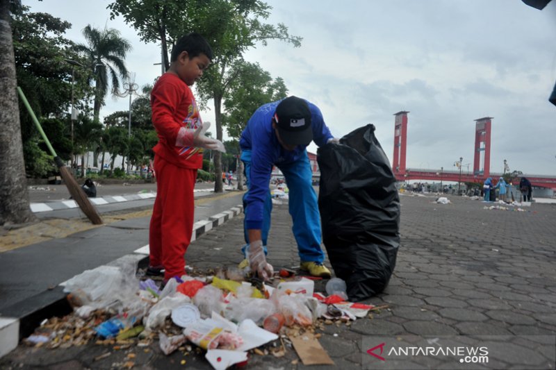 Bersihkan sisa perayaan tahun baru