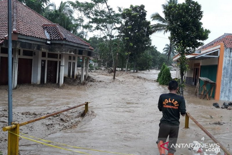 Anak 15 tahun hanyut terseret banjir Sungai Cidurian di Jasinga Bogor