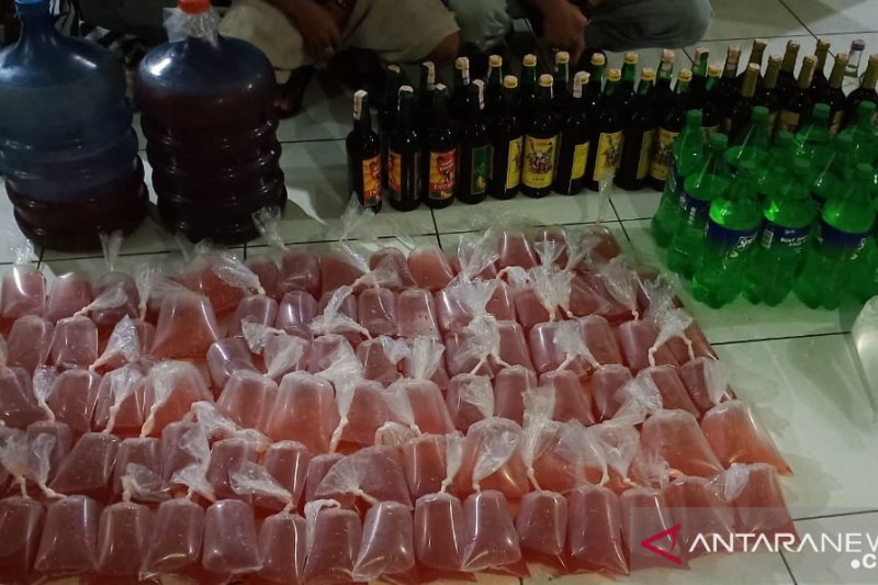 Polres Cianjur sita ratusan botol miras dan seribuan kantong oplosan