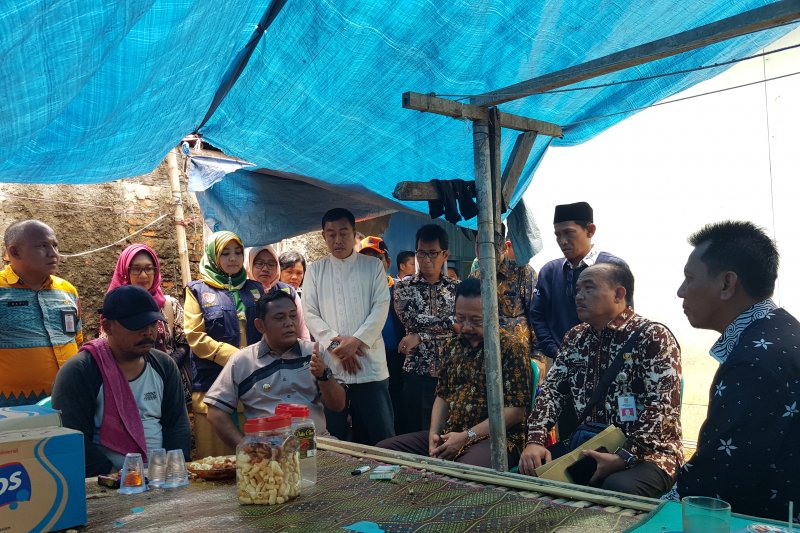 Bupati Bekasi kunjungi keluarga korban tewas tertimpa turap saat hujat deras