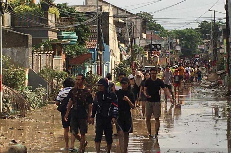 Air banjir surut, warga perumahan di Bekasi mulai berbenah