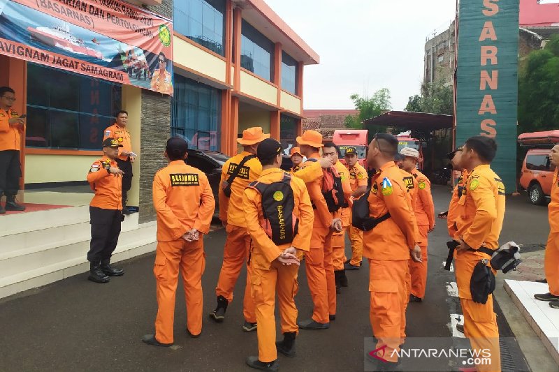 Basarnas Bandung terjunkan tiga tim bantu tangani banjir Jabodetabek