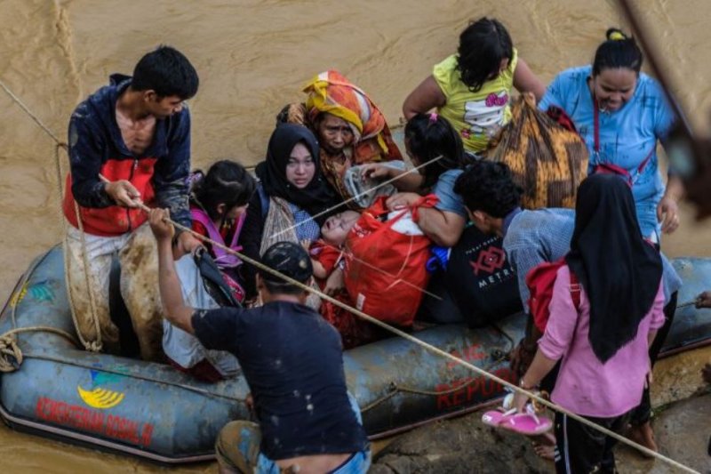 Evakuasi korban banjir