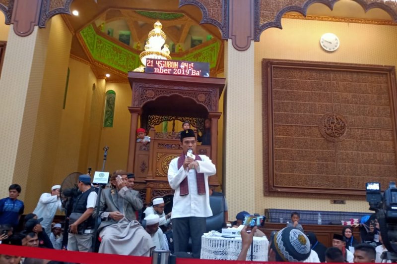 Ustadz Abdul Somad Tausiah Di Masjid Baiturrahmah Jamaah Membludak Antara News