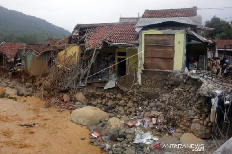 DELAPAN ORANG HILANG DAN RATUSAN RUMAH DI TERJANG BANJIR BANDANG 