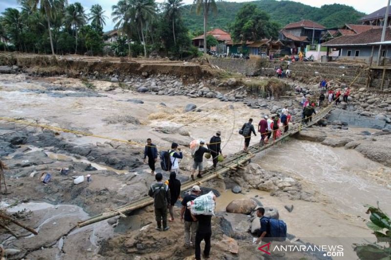 JEMBATAN AMBRUK AKIBAT BANJIR BANDANG