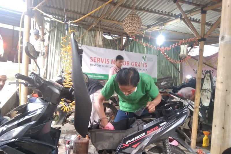Layanan perbaikan motor dan HP gratis Dompet Dhuafa bagi korban banjir