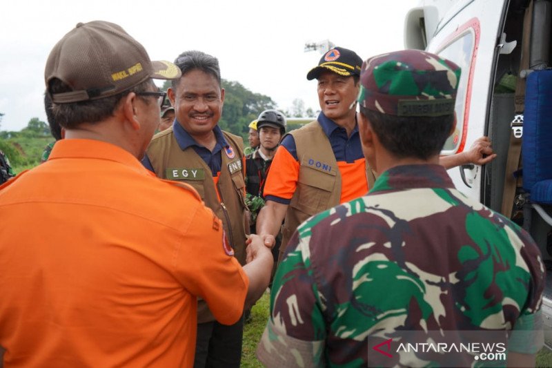 BNPB siagakan helikopter di Sukajaya Bogor untuk ke wilayah terisolisasi