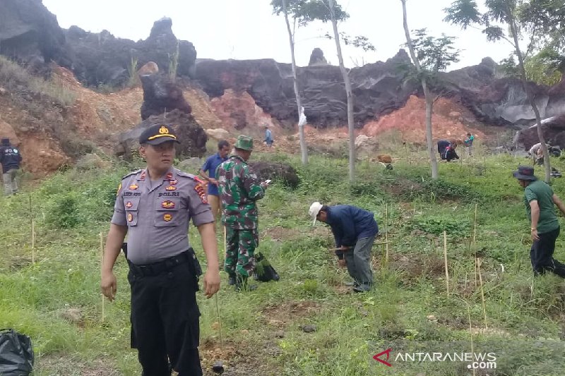 Polisi tanam ribuan pohon antisipasi bencana alam di Garut