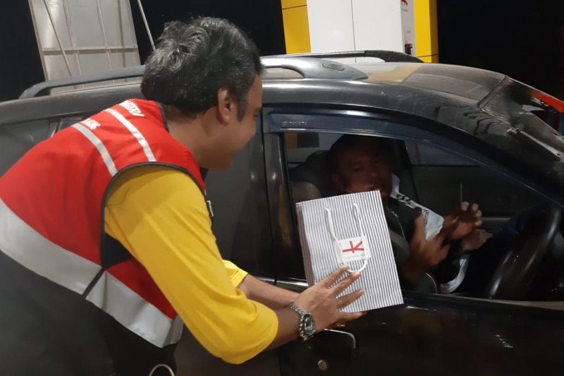 Pengelola tol Terpeka berikan suvenir kepada pengguna jalan tol