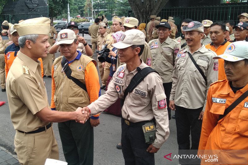 Gubernur Jawa Tengah berangkatkan 100 sukarelawan bantu tangani banjir DKI-Jabar