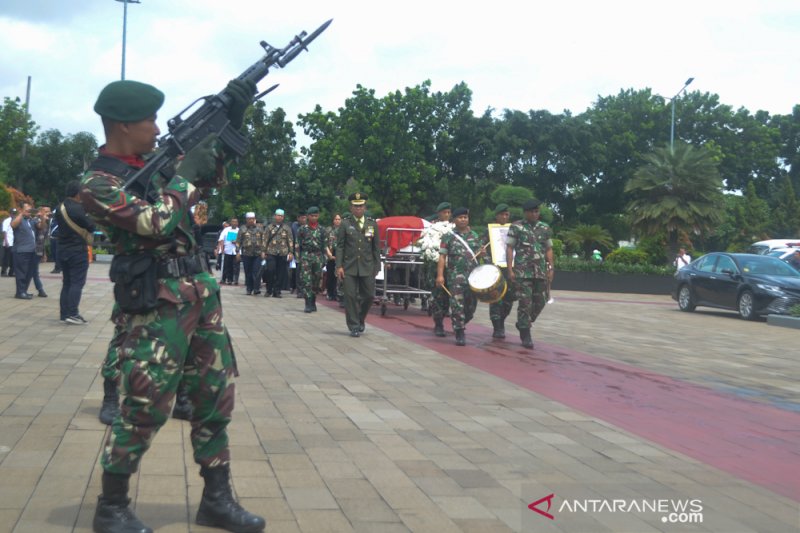 Jenazah Mien Sugandhi dimakamkan secara militer di TMP Kalibata