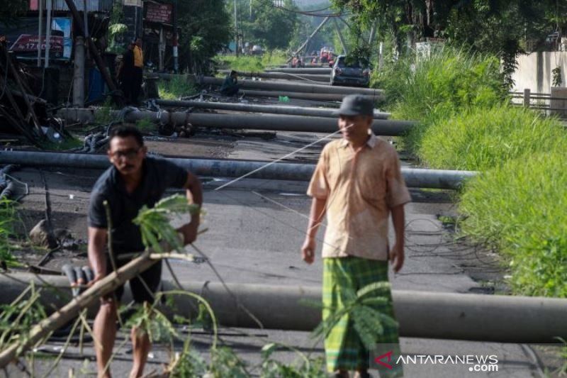 TIANG LISTRIK ROBOK AKIBAT  ANGIN KENCANG