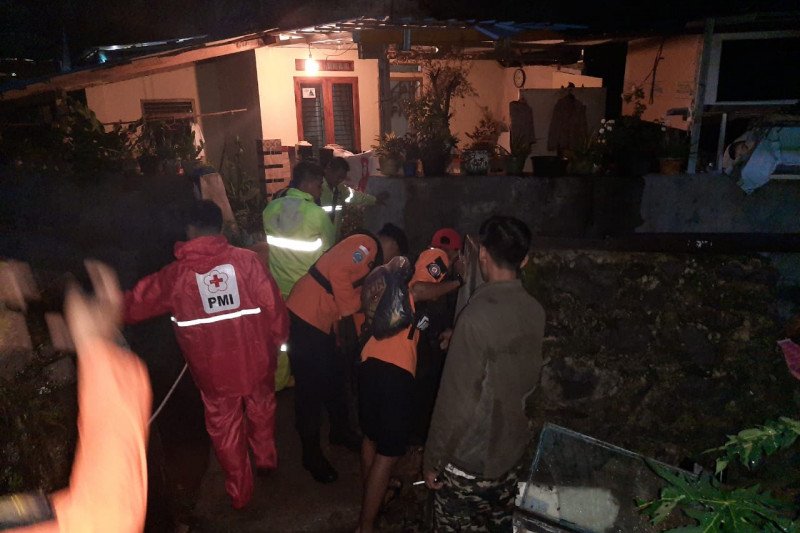 Tim gabungan cari korban hanyut terbawa sungai