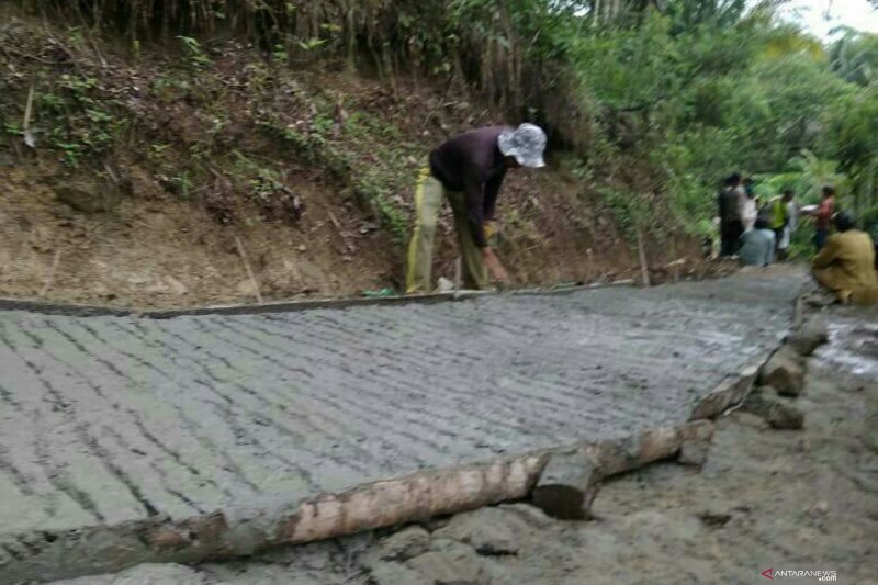 Warga Cianjur swadaya bangun jalan semi beton sepanjang 2 kilometer