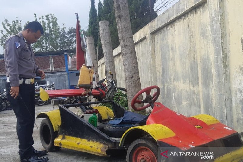 Polisi sita motor Vespa yang dimodifikasi menjadi mobil F1 di Garut