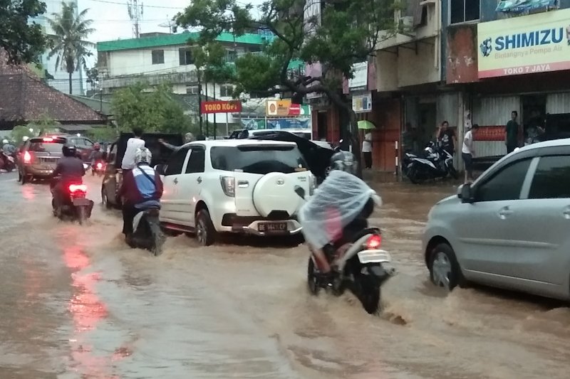 Hujan lebat guyur Bandarlampung akibatkan banjir