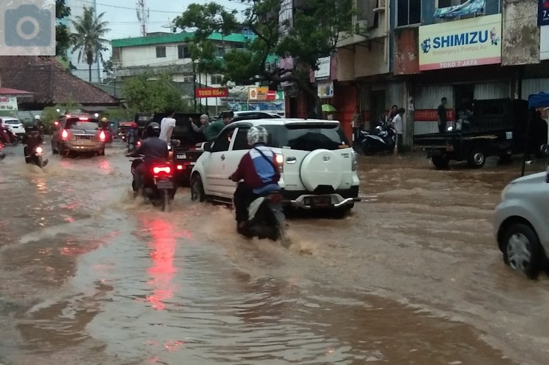 Hujan lebat guyur Bandarlampung akibatkan banjir