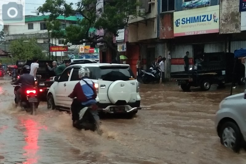 Hujan lebat guyur Bandarlampung akibatkan banjir