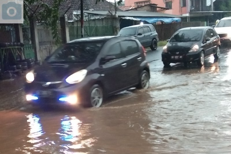 Hujan lebat guyur Bandarlampung akibatkan banjir