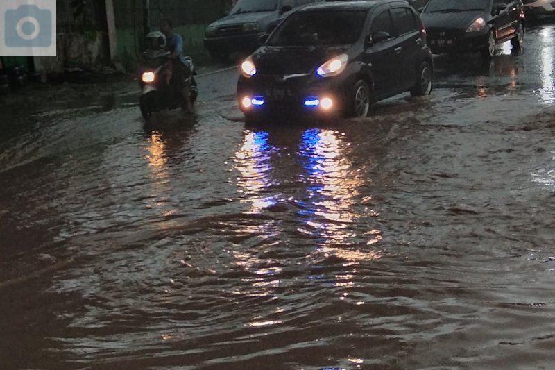 Hujan lebat guyur Bandarlampung akibatkan banjir