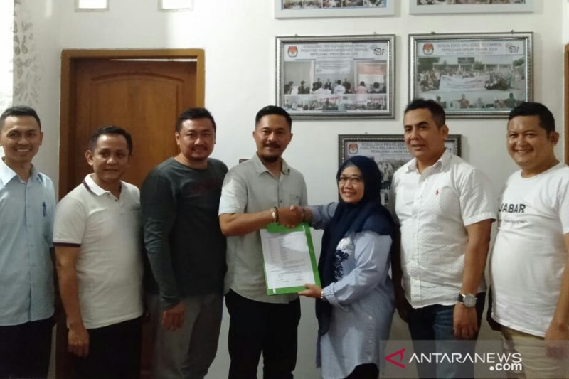 Tim pasangan perseorangan Pilkada 2020 datangi KPU Cianjur