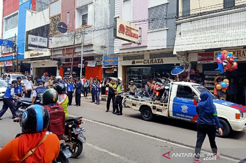 Petugas sita sepeda motor yang parkir sembarangan di pusat kota Garut