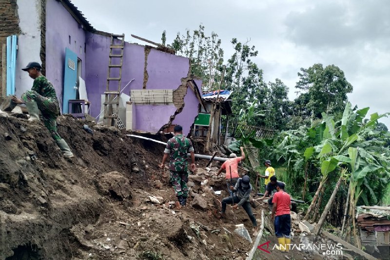 Tanah longsor rusak rumah warga di kota Tasikmalaya