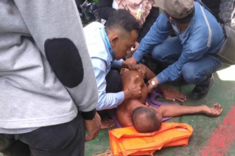 Seorang ASN Bengkalis nekat terjun ke laut viral di medsos
