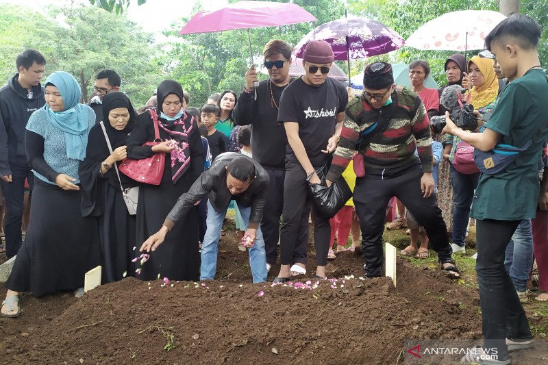 Jenazah ibu Rizky Febian dimakamkan usai autopsi