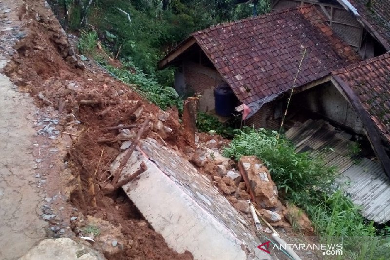 Tanah longsor menerjang empat desa di Banjarwangi Garut