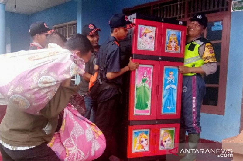 Seluruh warga kampung Cibadak di Cianjur diungsikan