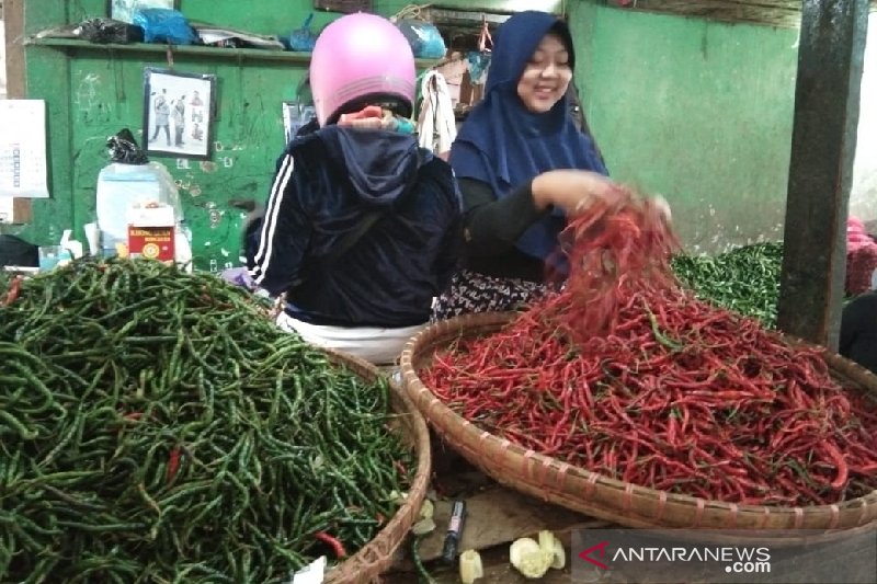 Harga cabai di Pasar Guntur Garut naik 100 persen