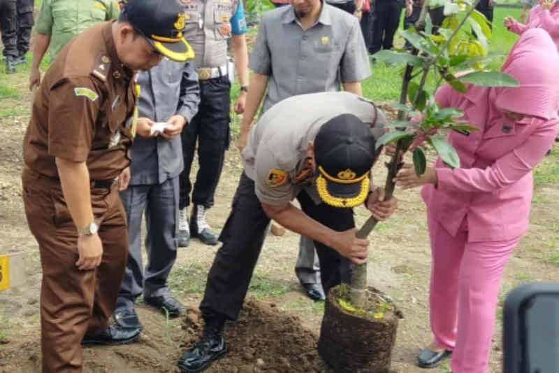 Polres Majalengka hijaukan lingkungan dengan tanam 100 ribu pohon