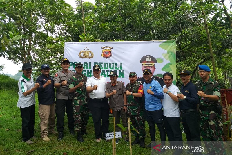 Polisi tanam ribuan pohon di Situ Gede Tasikmalaya antisipasi bencana alam