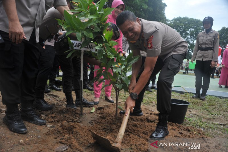 Polda Sumsel bagikan ribuan bibit pohon