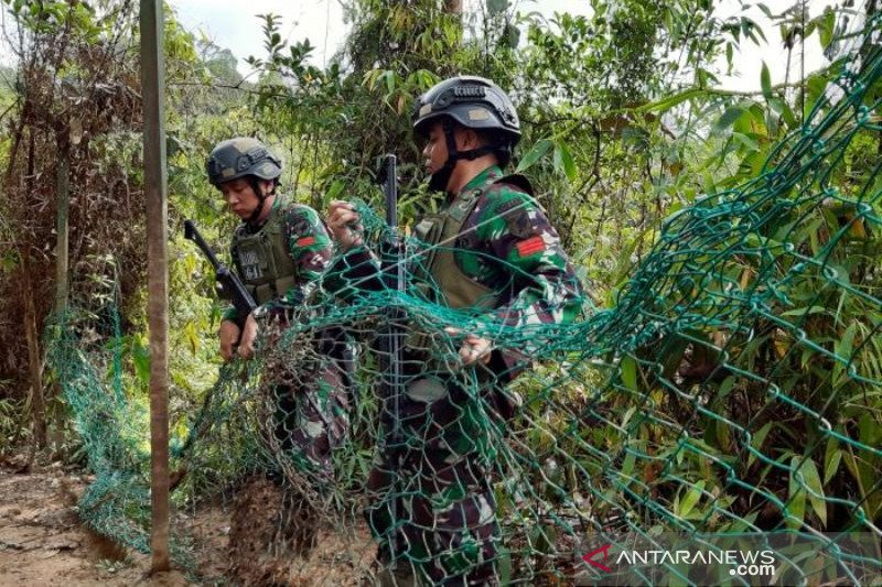 PAGAR PENGAMANAN PERBATASAN  INDONESIA  - MALAYSIA RUSAK