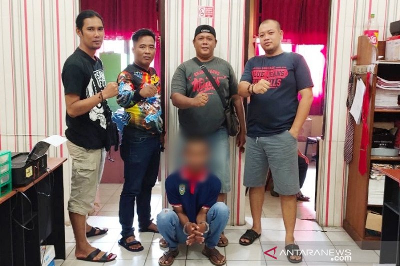 Pria ini ditangkap polisi karena diduga mencabuli istri teman