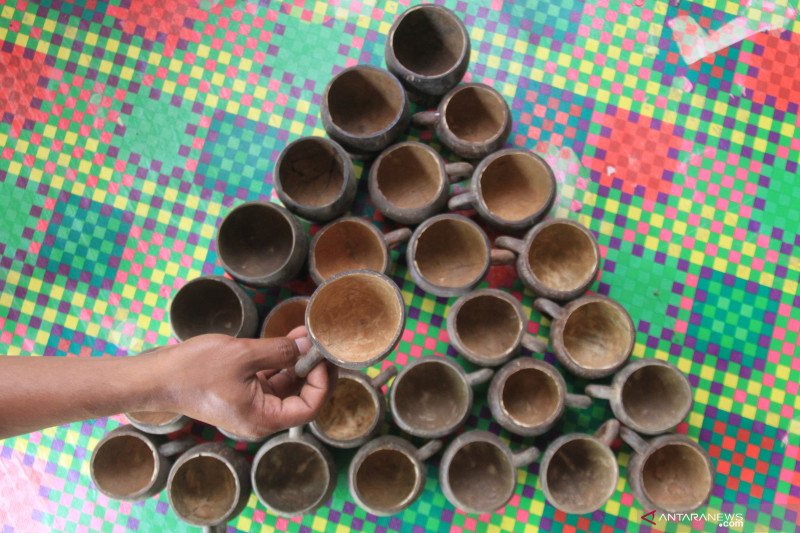  Kerajinan  limbah  tempurung  kelapa  ANTARA News