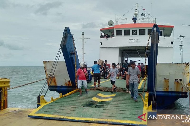 Cuaca buruk, KMP Madidihang batalkan pelayaran di Kabaena ...