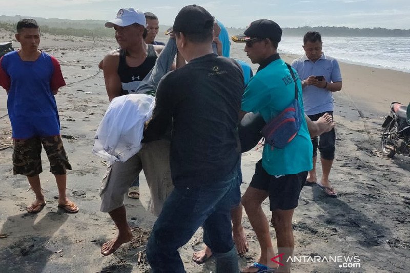 Dua wisatawan tewas setelah terseret ombak di Pantai Cijeruk Garut