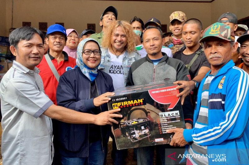 30 genset diserahkan untuk desa yang kena pemadaman di Sukajaya Bogor