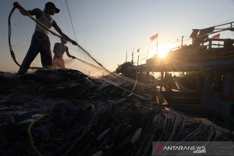 Gelombang tinggi di laut Selatan, nelayan DIY libur melaut